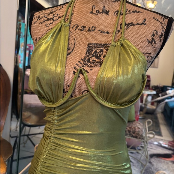 Chic Backless Gold Ruched Dress - Picture 2 of 8